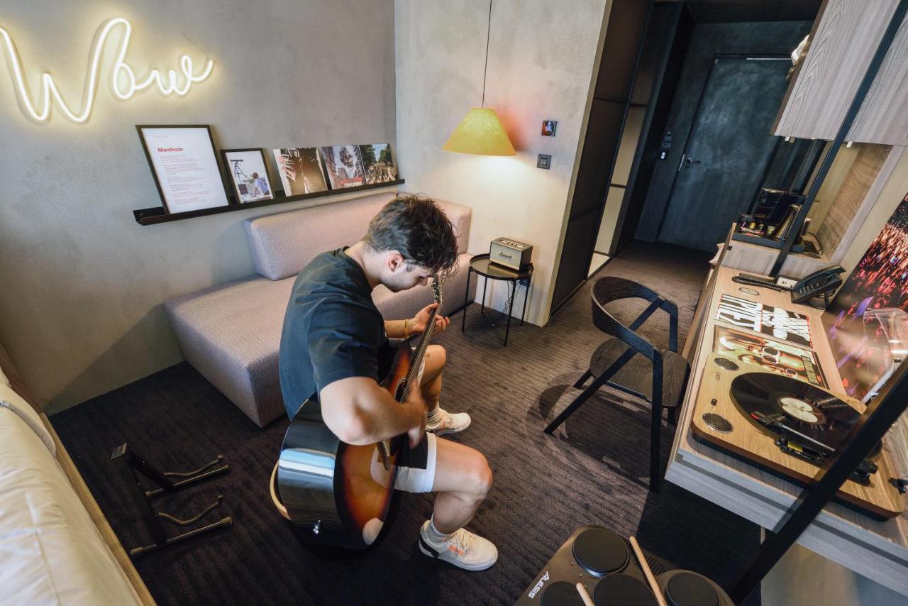 Onoma Hotel 塞萨洛尼基 外观 照片 A tattoo artist working in a studio